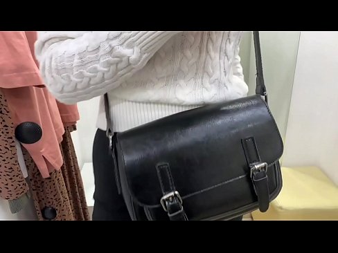❤️ Masturbasyona giştî ya keçika ciwan FeralBerry bi dilopek li jûreya fitarê ❤ Vîdyoya anal li me ️❤